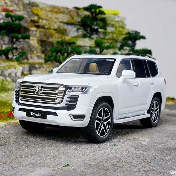 1:24 Diecast Toyota Land Cruiser lc300 with Key SUV Model - Image 3